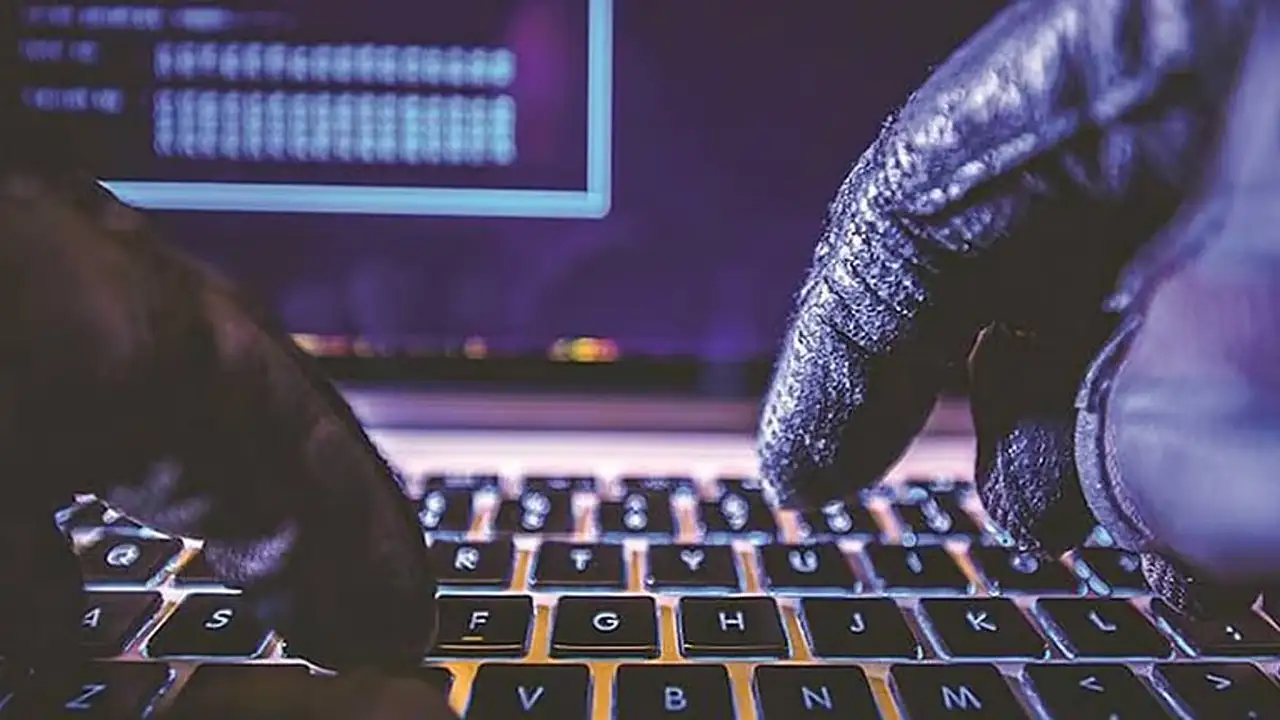 الابتزاز وقت المزاح.. متى يتحول الهزار إلى جريمة يعاقب عليها القانون